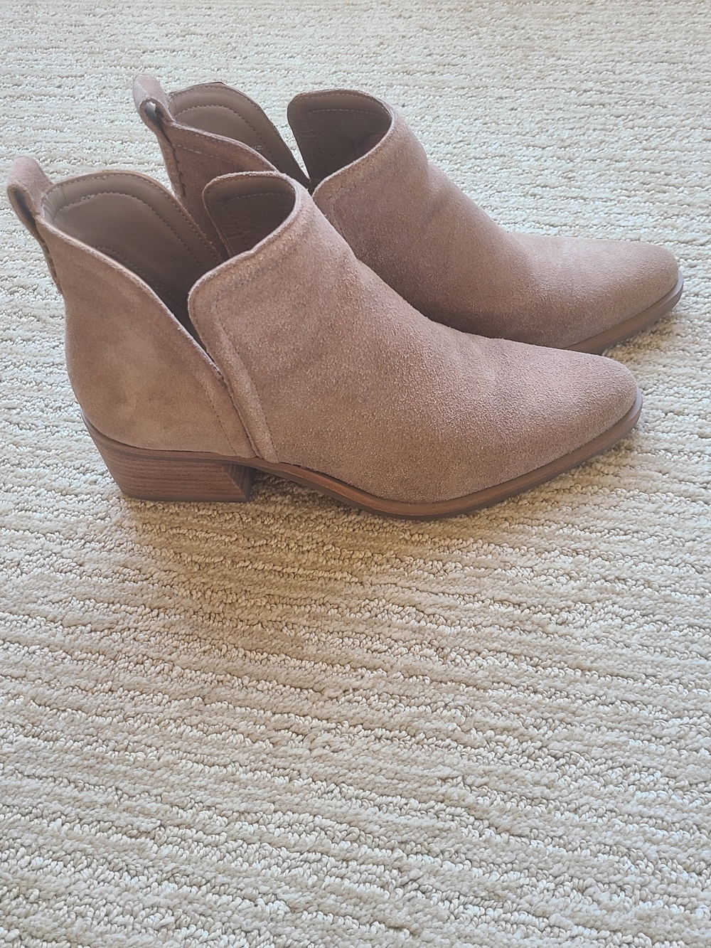 Gianni Bini beige suede ankle boots